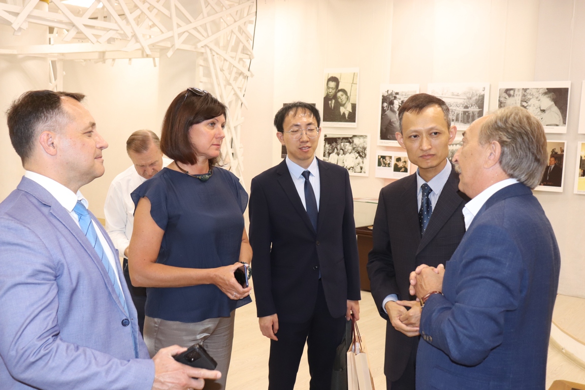Китайская делегация в Саратовском областном музее краеведения